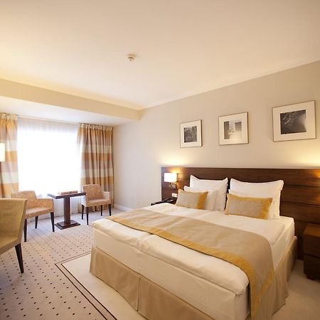 Capital Plaza Hotel Bukarest Szoba fotó