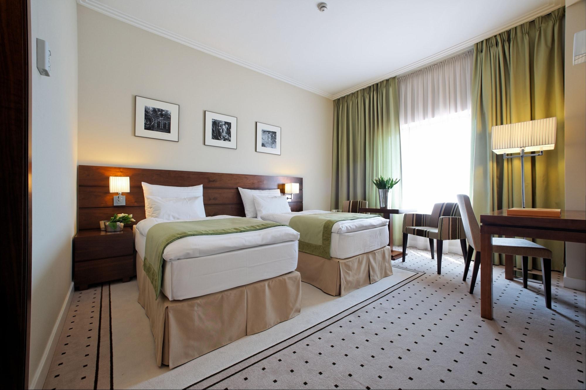 Capital Plaza Hotel Bukarest Szoba fotó